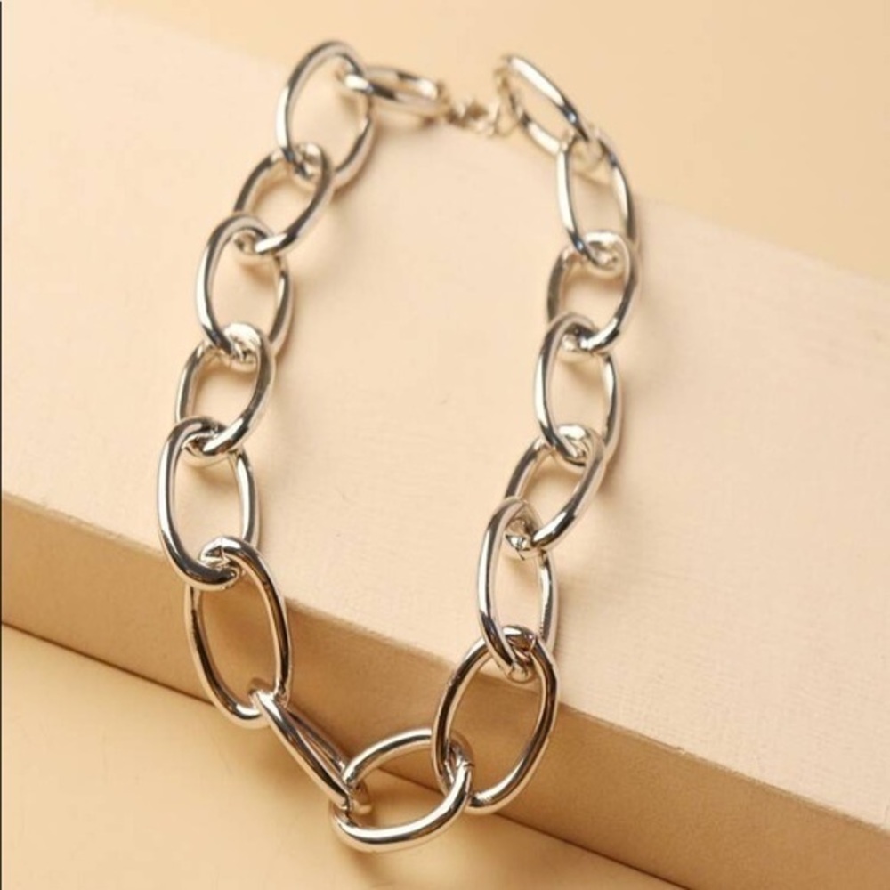 3/$30 🤍 Chunky Chain Choker